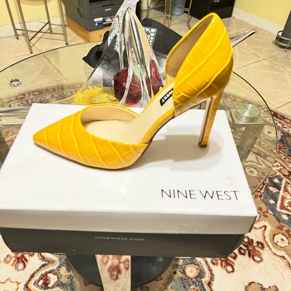 SHOES - Picture 4 of 5